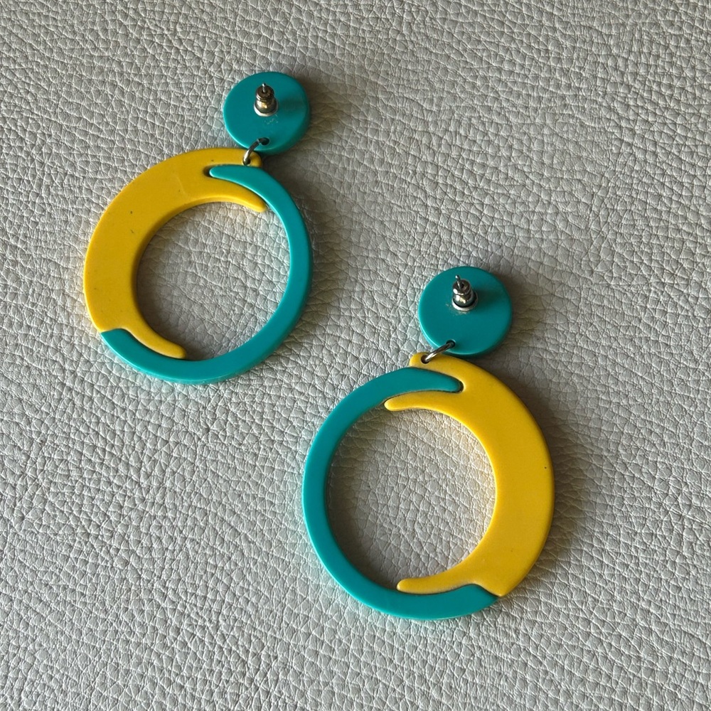 Vintage Mod Hoop Earrings - Picture 5 of 9